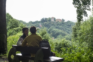 Wanderer bei einer Rast mit Blick auf die Burg Schaumburg 