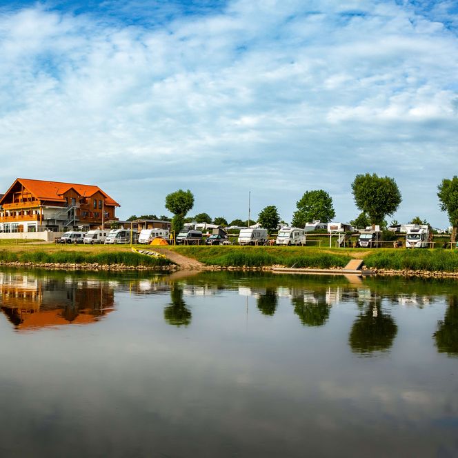 Camping Grohnder Fährhaus, Blick von der Weser auf die Stellplätze, Emmerthal