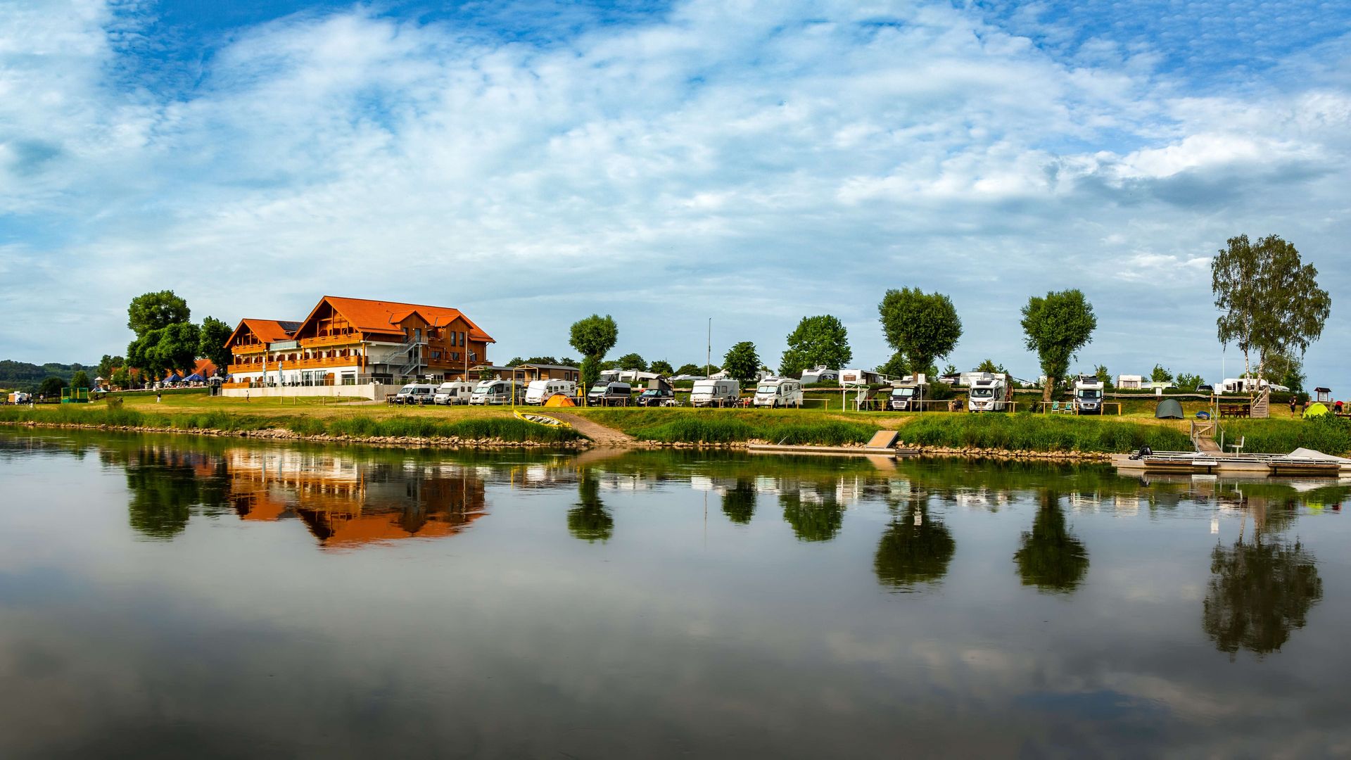 Camping Grohnder Fährhaus, Blick von der Weser auf die Stellplätze, Emmerthal