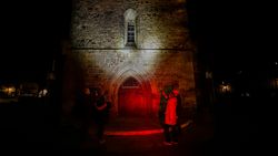 Taschenlampenführung, Anleuchten des Eingangs zur St. Nikolai, Rinteln