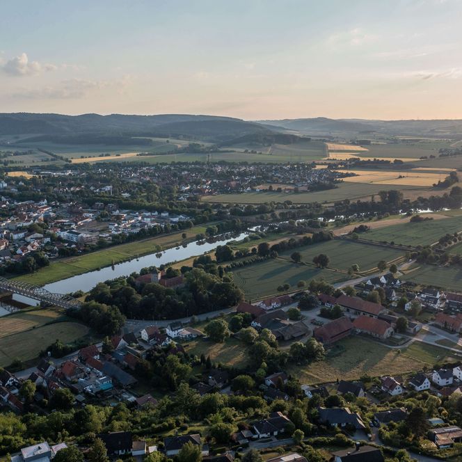 Luftbild von Emmerthal, Weserlauf in der Mitte mit leicht untergehender Sonne