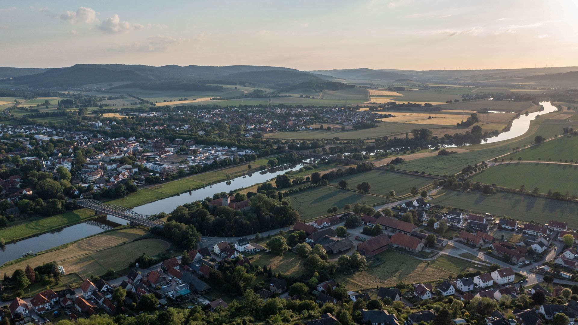 Luftbild von Emmerthal, Weserlauf in der Mitte mit leicht untergehender Sonne