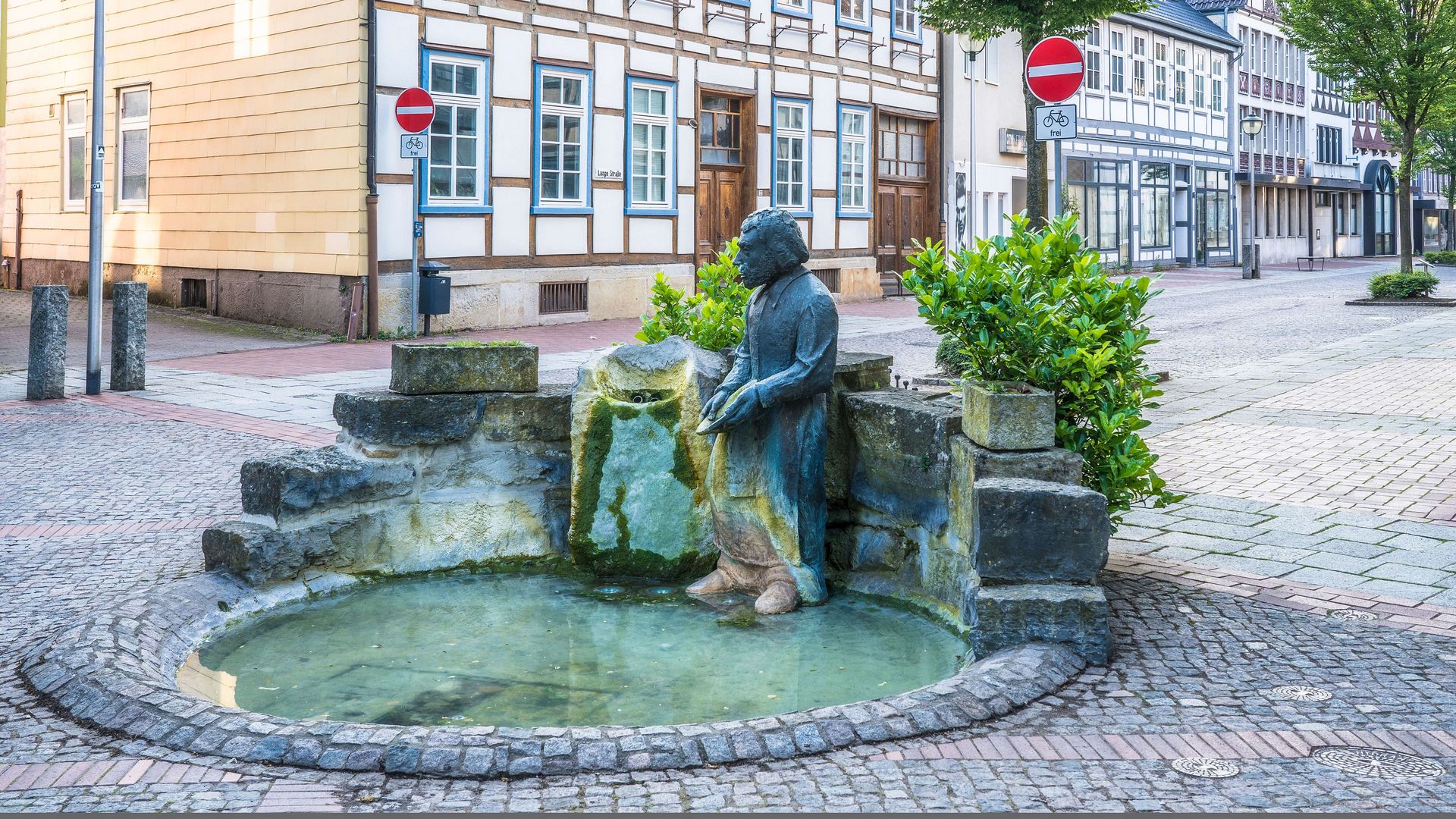 Baxmann-Brunnen, im Hintergrund Fachwerkhäuser, Hessisch Oldendorf