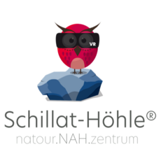 Schillat-Höhle Logo - VR Eule Hartmut mit VR-Brille
