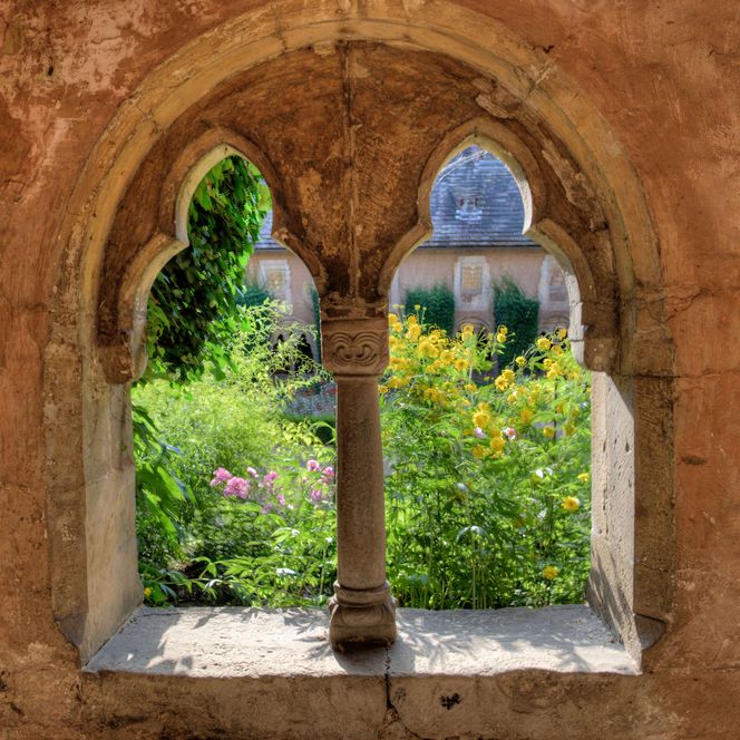 Stift Fischbeck Blick durch ein Fenster im Kreuzgang in den Garten, Hessisch Oldendorf