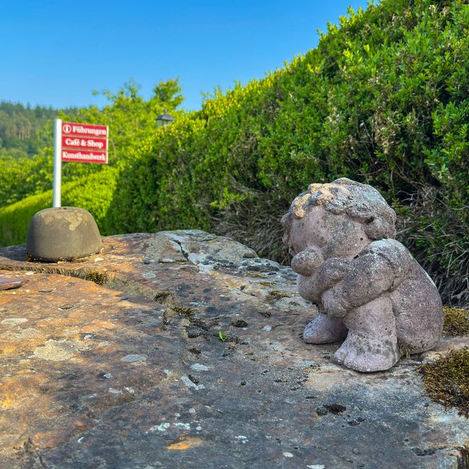 Schloss Hämelschenburg - Figur am Parkplatz, Emmerthal