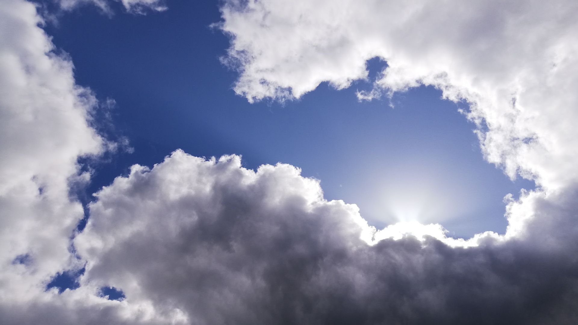 Etappe2 - blauer Himmel mit weiß-grauen Wolken