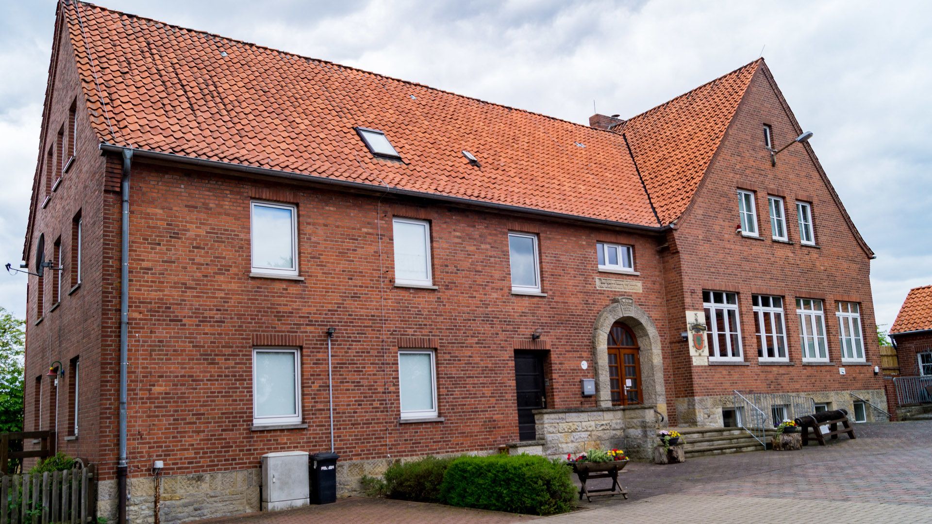 Etappe4 - Heimatmuseum Hattendorf, rotes Backsteinhaus von außen, Auetal