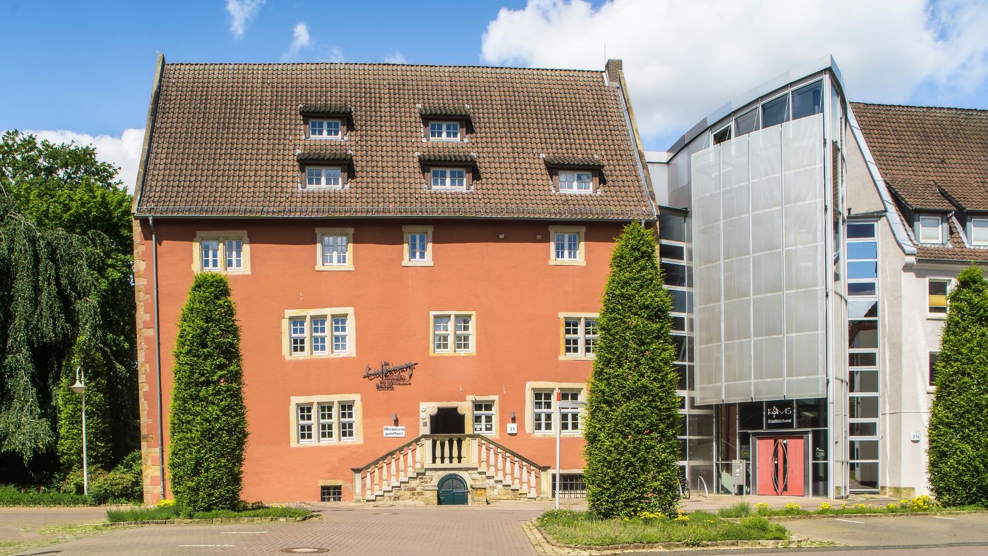 Die Eulenburg. Universitäts- und Stadtmuseum, rotes Gebäude mit Glasbau nebenan, Rinteln
