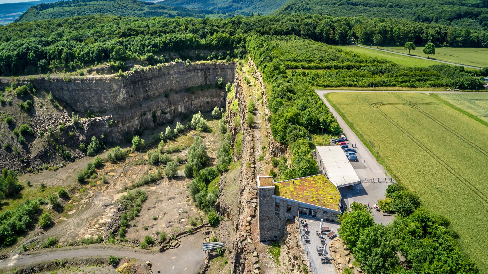Luftbild natour.NAH.zentrum Schillat-Höhle, Huthaus und Steinbruch von oben, Hessisch Oldendorf