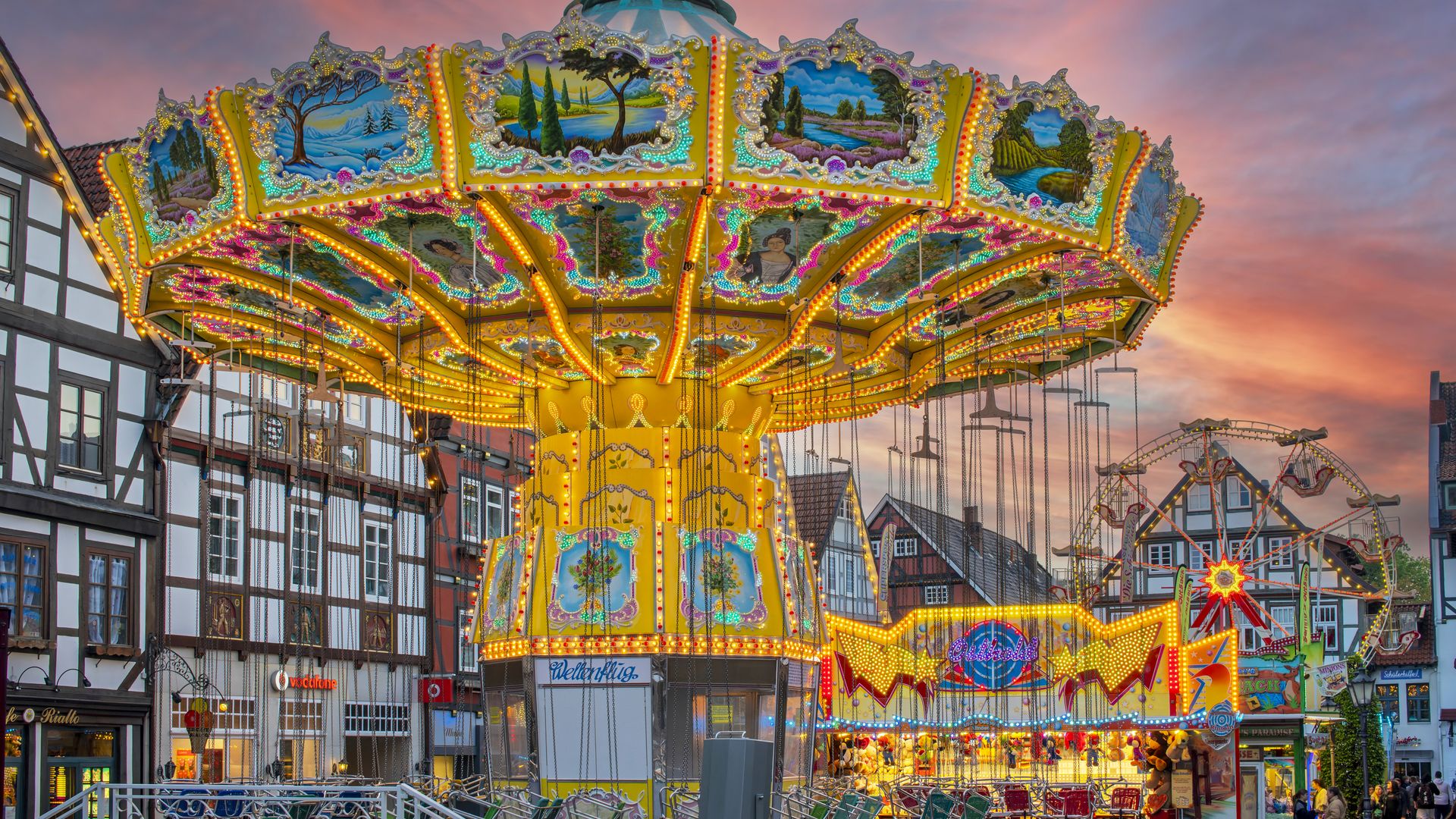Kettenkarussell am Abend auf der Messe am Marktplatz mit bunten Lichtern, Rinteln