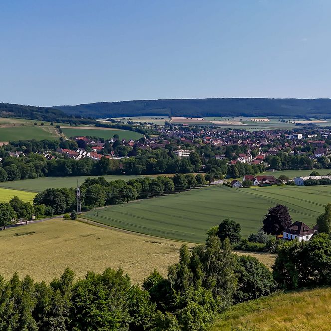Drohnenaufnahme Blick über Felder und Häuser in Aerzen