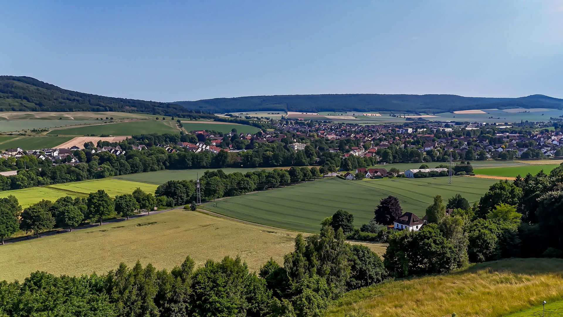 Drohnenaufnahme Blick über Felder und Häuser in Aerzen