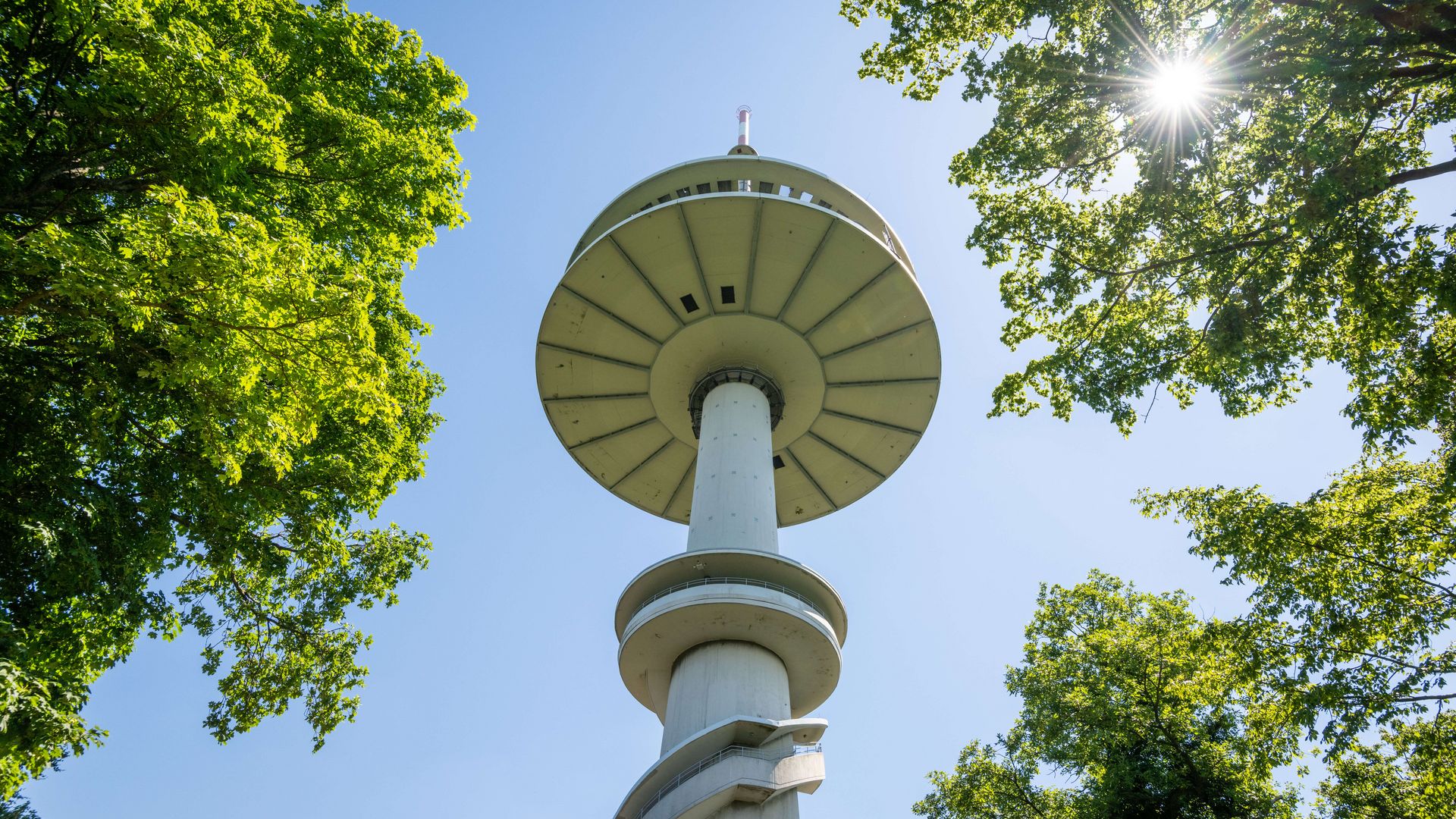 Blick auf den Fernsehturm von unten, Porta Westfalica