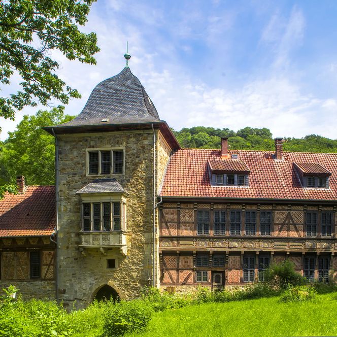 Schaumburg - Torhaus mit Fachwerk, blauer Himmel, Rinteln