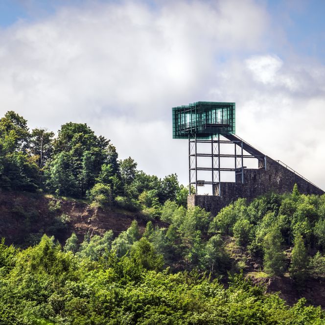 Blick auf den Jahrtausendblick mit Bäumen unterhalb, Rinteln