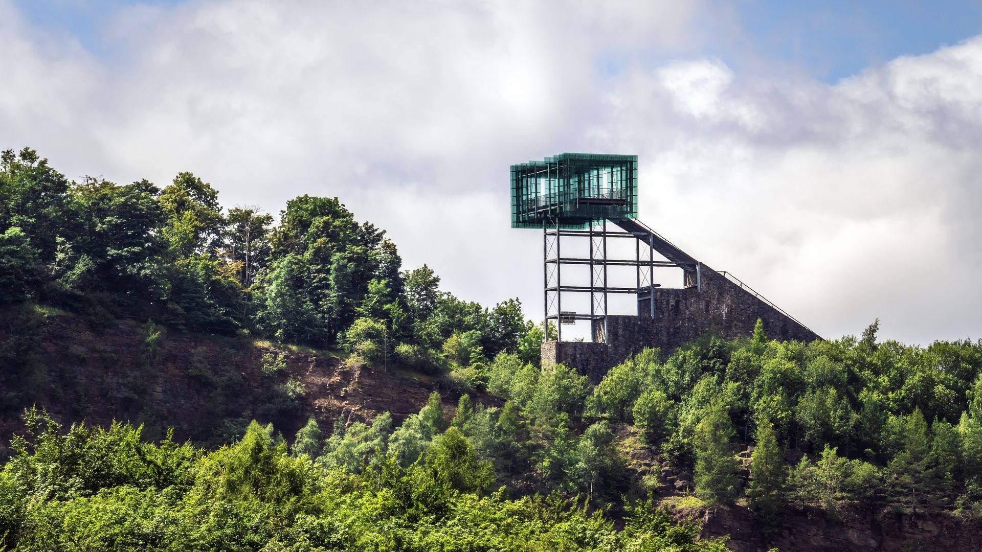 Blick auf den Jahrtausendblick mit Bäumen unterhalb, Rinteln