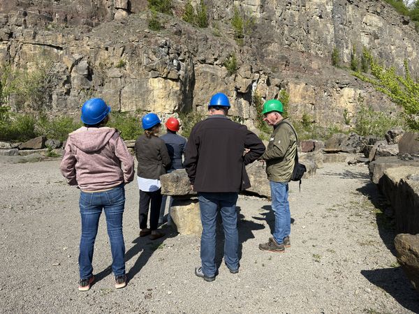 Führung Steinbruch an der Schillat-Höhle, Hessisch Oldendorf Führung mit mehreren Personen im Steinbruch an der Schillat-Höhle, Hessisch Oldendorf
