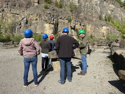 Führung mit mehreren Personen im Steinbruch an der Schillat-Höhle, Hessisch Oldendorf