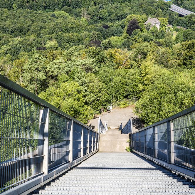 Blick vom Jahrtausendblick hinunter, Treppe, rechts und links Geländer, Rinteln