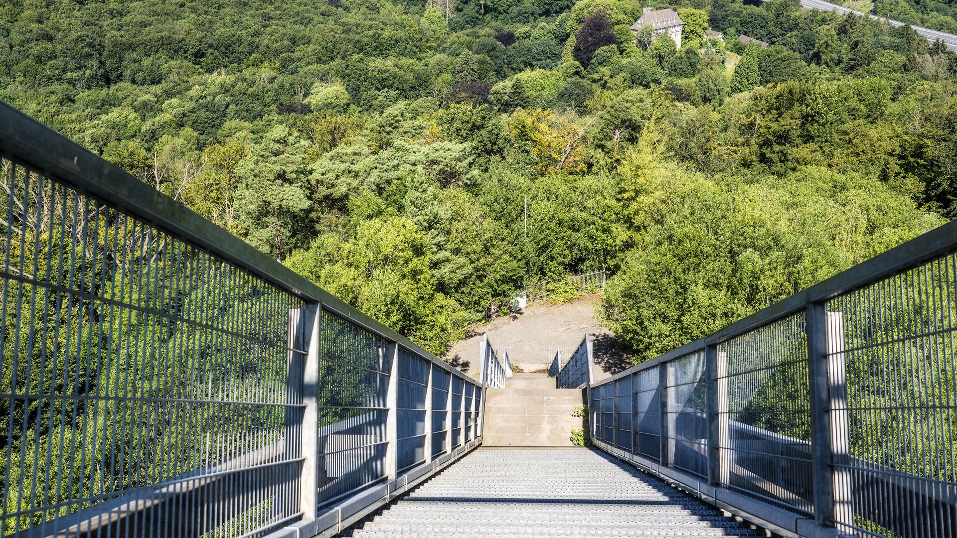 Blick vom Jahrtausendblick hinunter, Treppe, rechts und links Geländer, Rinteln