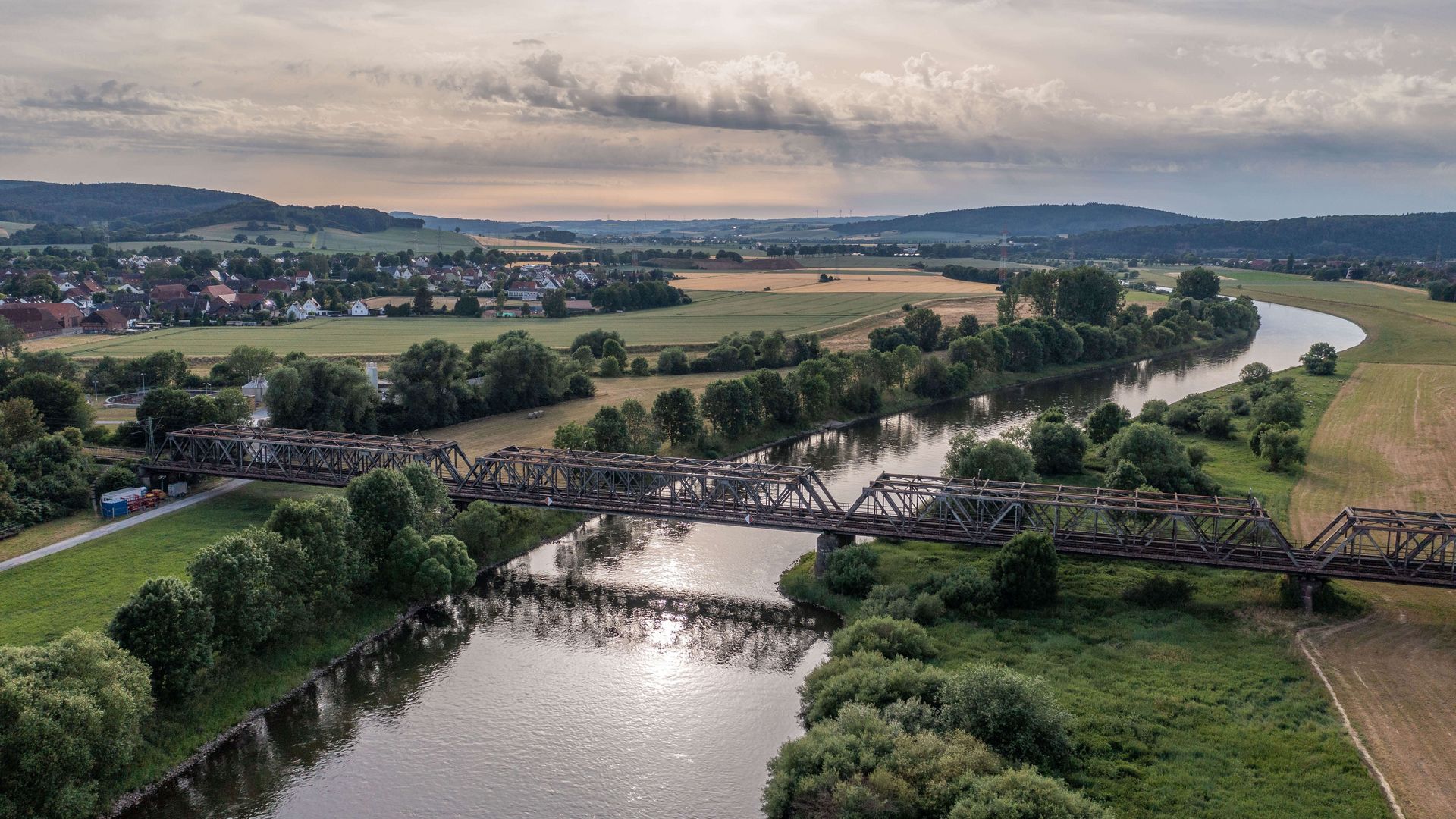 Luftbild von Emmerthal, Weserlauf in der Mitte mit leicht untergehender Sonne