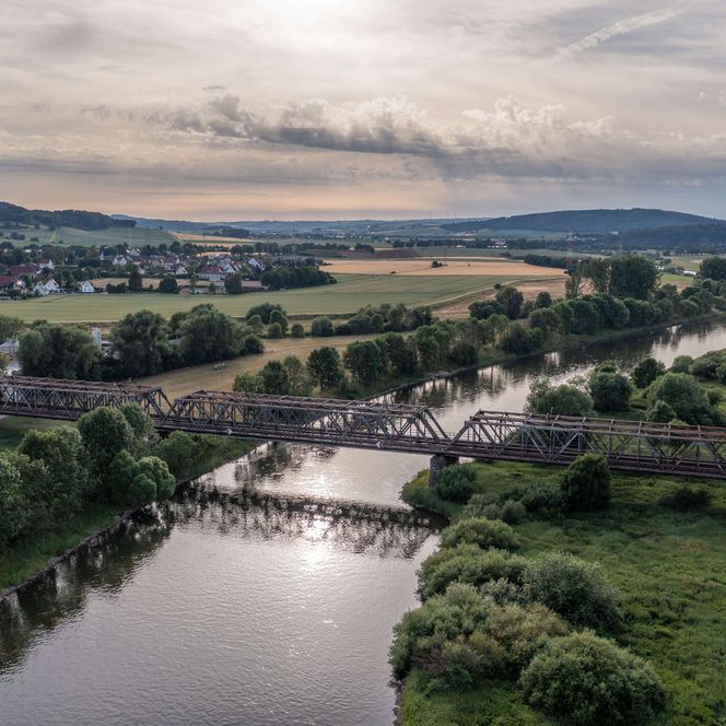 Luftbild von Emmerthal, Weserlauf in der Mitte mit leicht untergehender Sonne