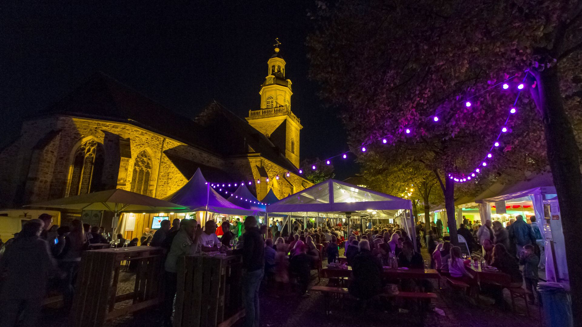 Nachtaufnahme der Weintage mit stimmungsvoller Beleuchtung der St. Nikolai Kirche im Hintergrund , Rinteln