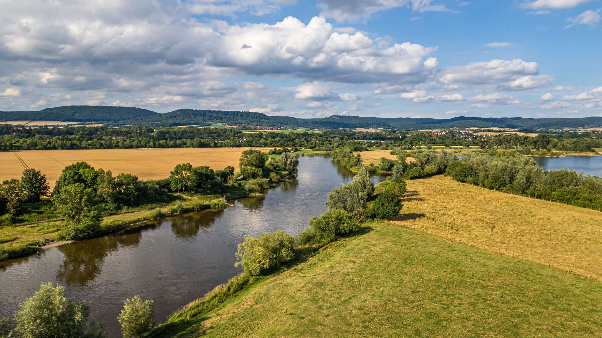 Weserlauf von oben mit Feldern rechts und links, Hessisch Oldendorf