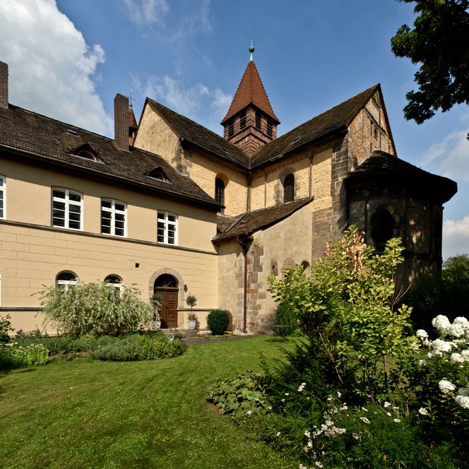 Stift Fischbeck Außenansicht mit Turm, Hessisch Oldendorf