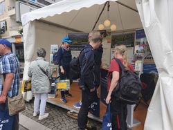 Tag der Niedersachsen 2026 - Besucher im Stand des Touristikzentrums