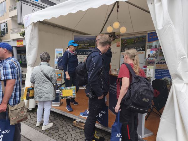 Tag der Niedersachsen 2026 - Besucher im Stand des Touristikzentrums