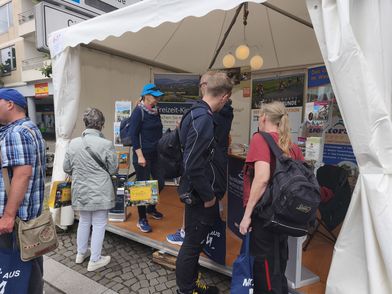 Tag der Niedersachsen 2026 - Besucher im Stand des Touristikzentrums