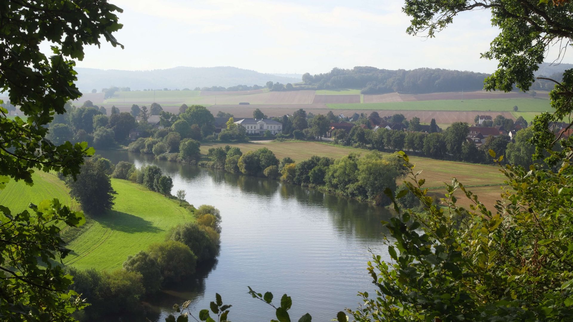 Weserlauf in Emmerthal, rechts und links Bäume und Wiesen