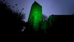 Taschenlampenführung - angeleuchteter Georgsturm der Burg Schaumburg, Rinteln