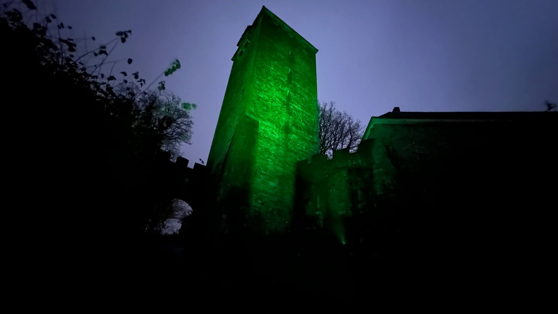 Taschenlampenführung - angeleuchteter Georgsturm der Burg Schaumburg, Rinteln