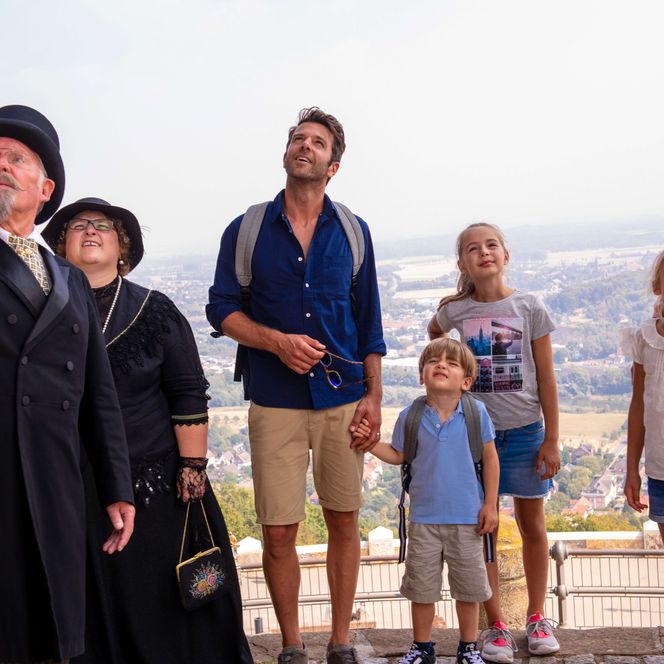 Familie mit Gästeführern am Kaiser-Wilhelm-Denkmal in Porta Westfalica