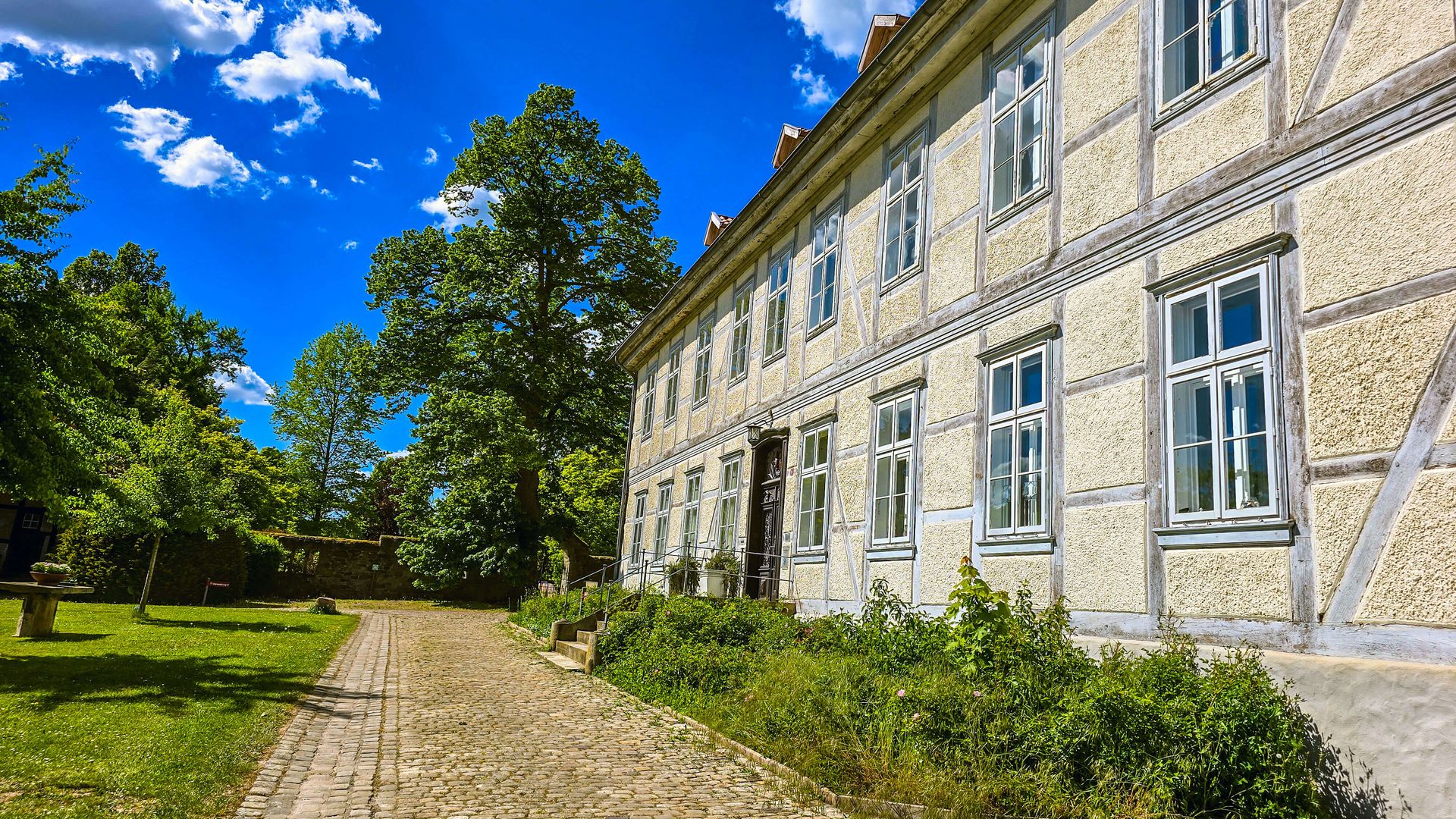 Stift Fischbeck - Nebengebäude mit Weg, Hessisch Oldendorf