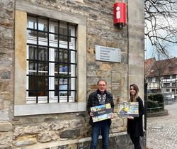 Fotokalender 2026, Rolf Fischer und Nicole Tur (TWW) vor der Tourist-Info