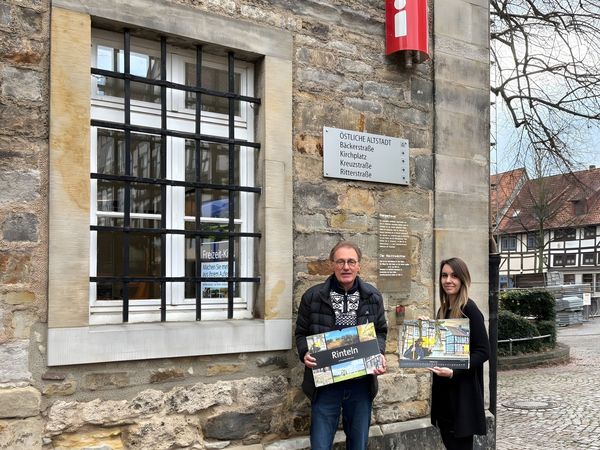Fotokalender 2026, Rolf Fischer und Nicole Tur (TWW) vor der Tourist-Info