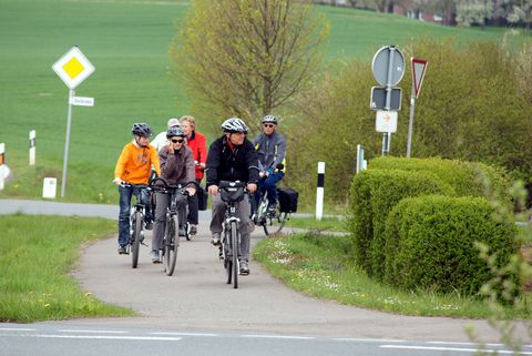 Gruppe Freizeitradfahrer bei einer Fahrradtour im Weserbergland