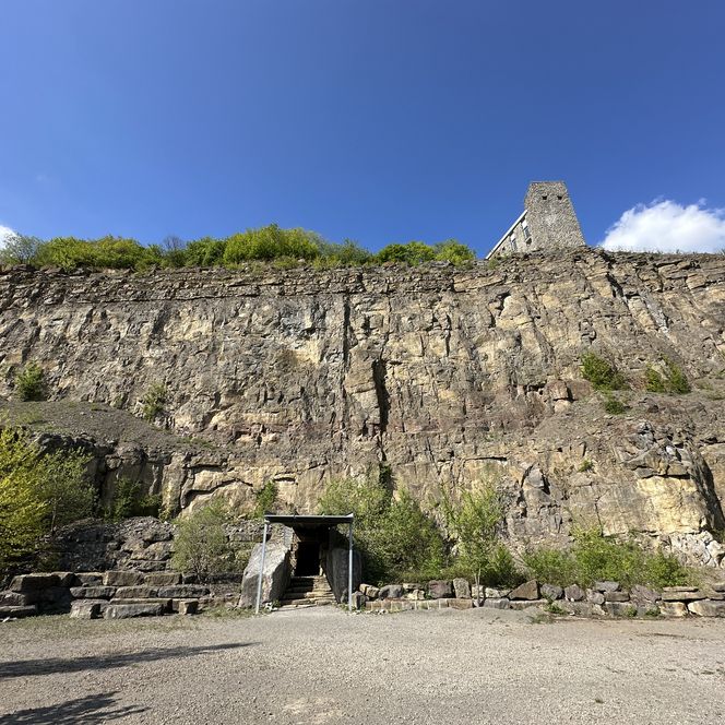 Steinwand mit Huthaus und Eingang zur Schillat-Höhle, Hessisch Oldendorf