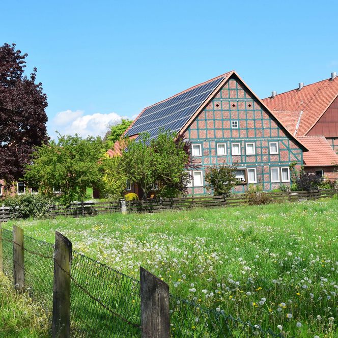 Höfe im Auetal mit Wiese im Vordergrund