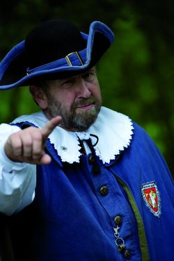 Der Baxmann, Sagenfigur aus Hessisch Oldendorf in mittelalterlichem, blauen Gewand