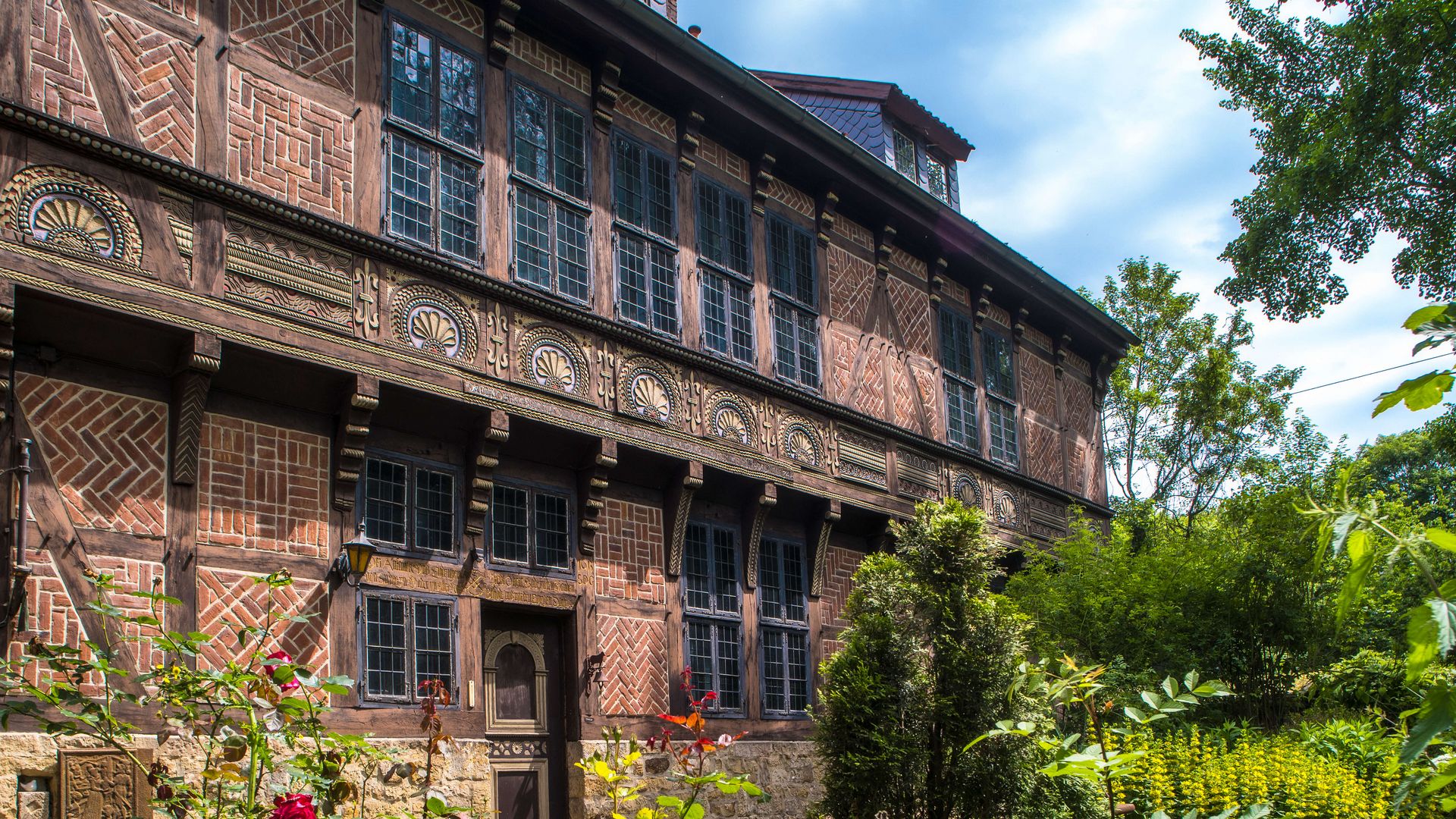 Schaumburg - Torhaus mit Fachwerk im Detail, blauer Himmel, Rinteln