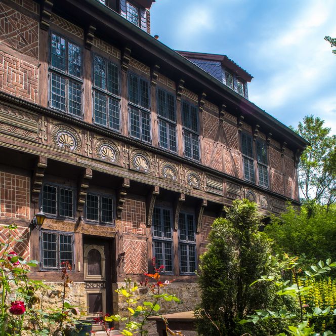 Schaumburg - Torhaus mit Fachwerk im Detail, blauer Himmel, Rinteln