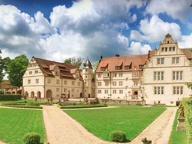 Schloss Schwöbber vor blauem Himmel, leicht schräge Ansicht von vorn