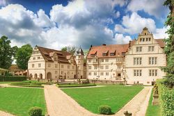Schloss Schwöbber vor blauem Himmel, leicht schräge Ansicht von vorn