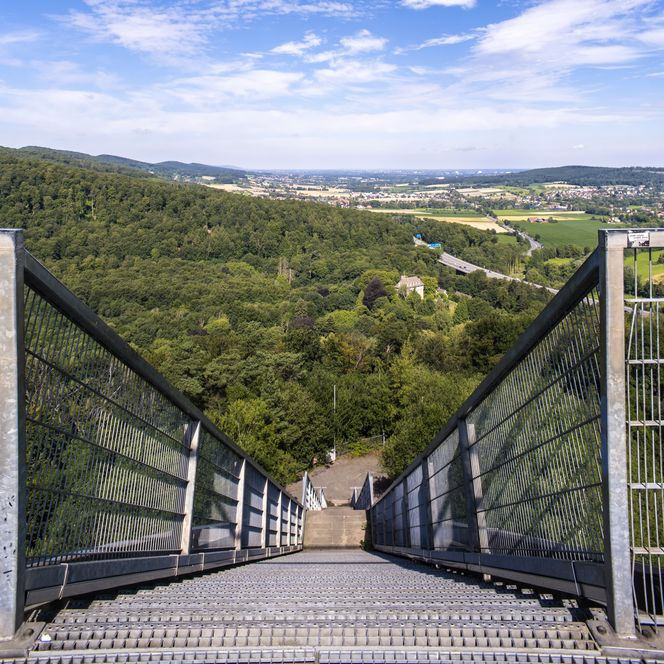 Blick vom Jahrtausendblick ins Tal mit Treppe im Blickfeld, Rinteln