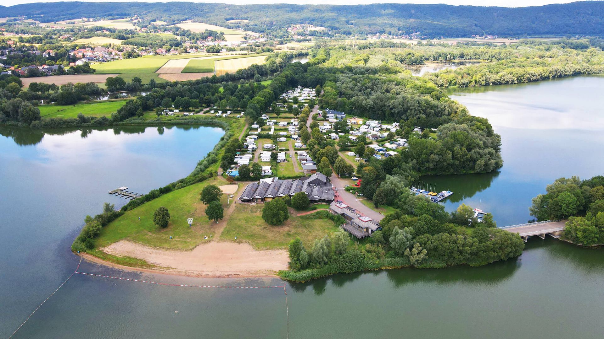 Camping Großer Weserbogen Luftaufnahme der Stellplätze an der Weser, Porta Westfalica